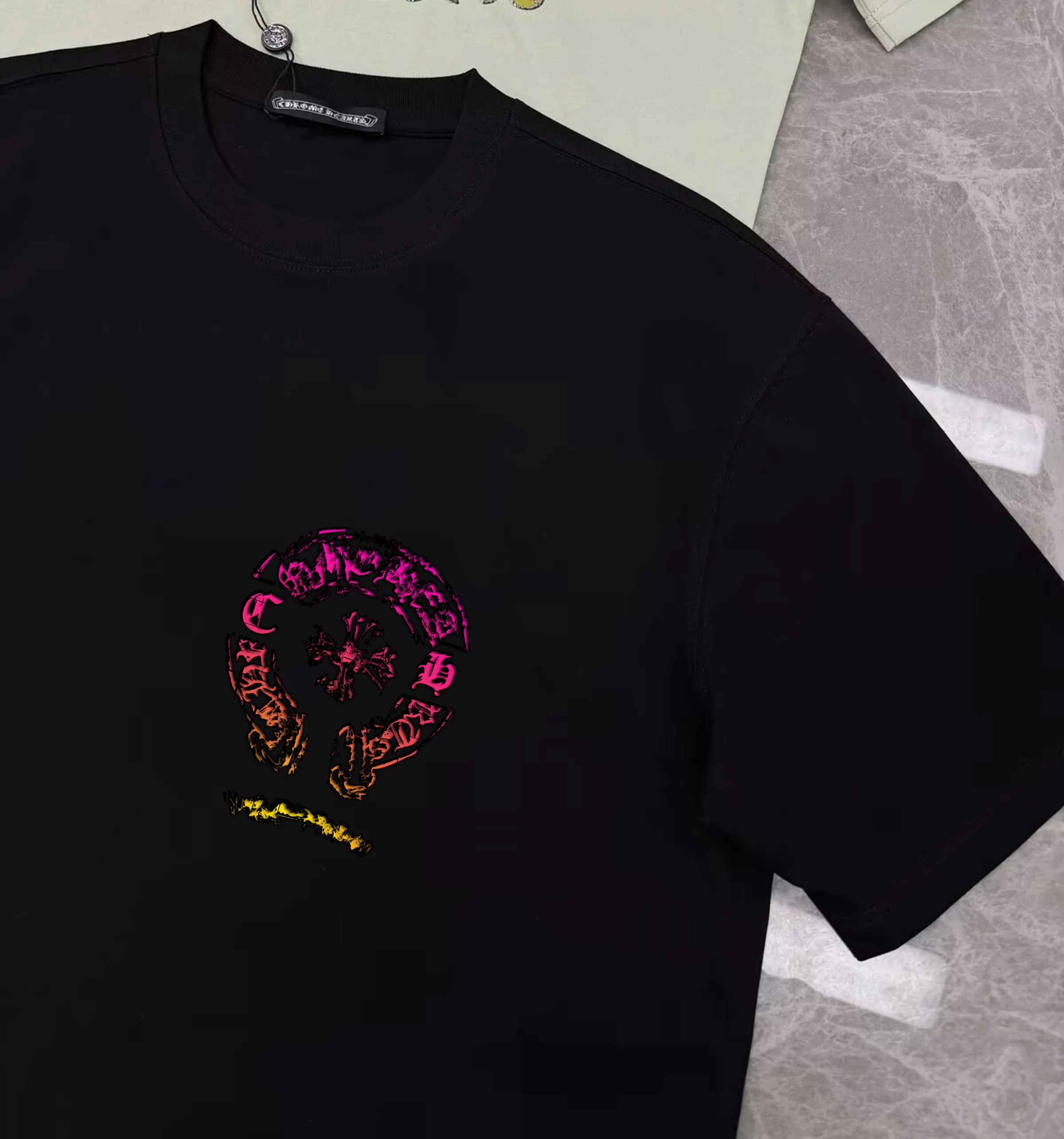 P160 Chrome Hearts Chrome Hearts printed round neck short-sleeved T-shirt 1:1 paired fabric 250g terry high weight 100% pure cotton Pre-shrunk 1×1 double yarn will not deform for a lifetime Same style for men and women Official website details consistent Horseshoe print smoke letter logo letter printing Complete three labels Moisture-proof paper Differentiated market currency Feel free to compare OS version Can wear up to 200 pounds without pressure The upper body is comfortable and stylish Color: black, white, Size: s-xxl